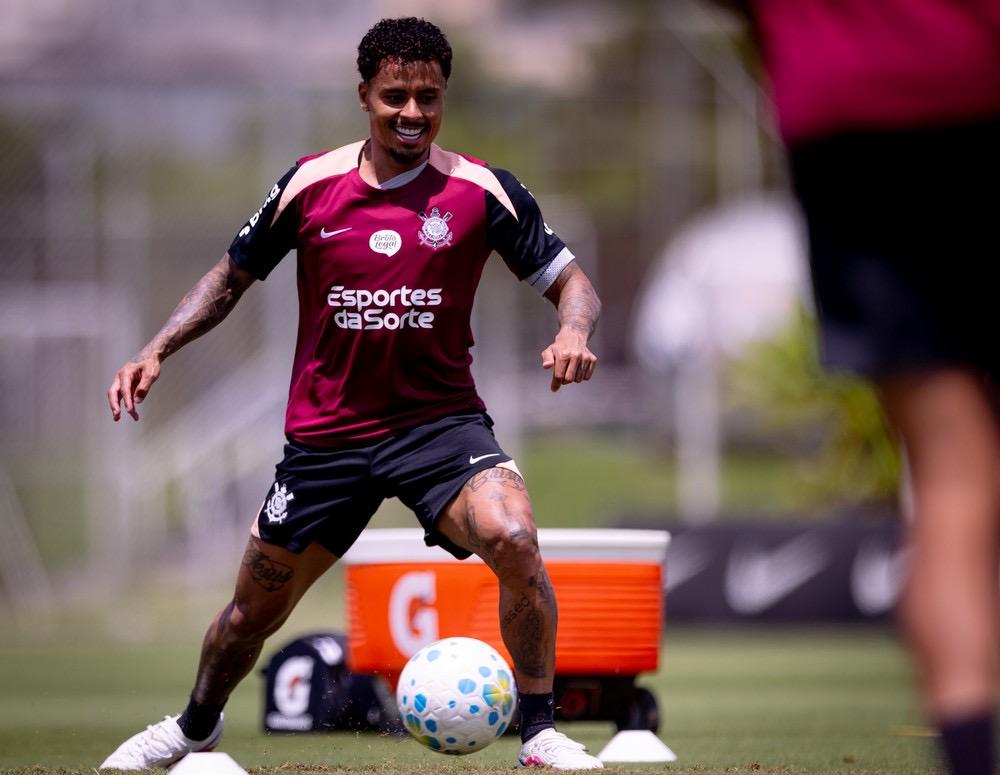 Treino do Corinthians: Allan vai a campo com proteção no ombro em reapresentação no CT