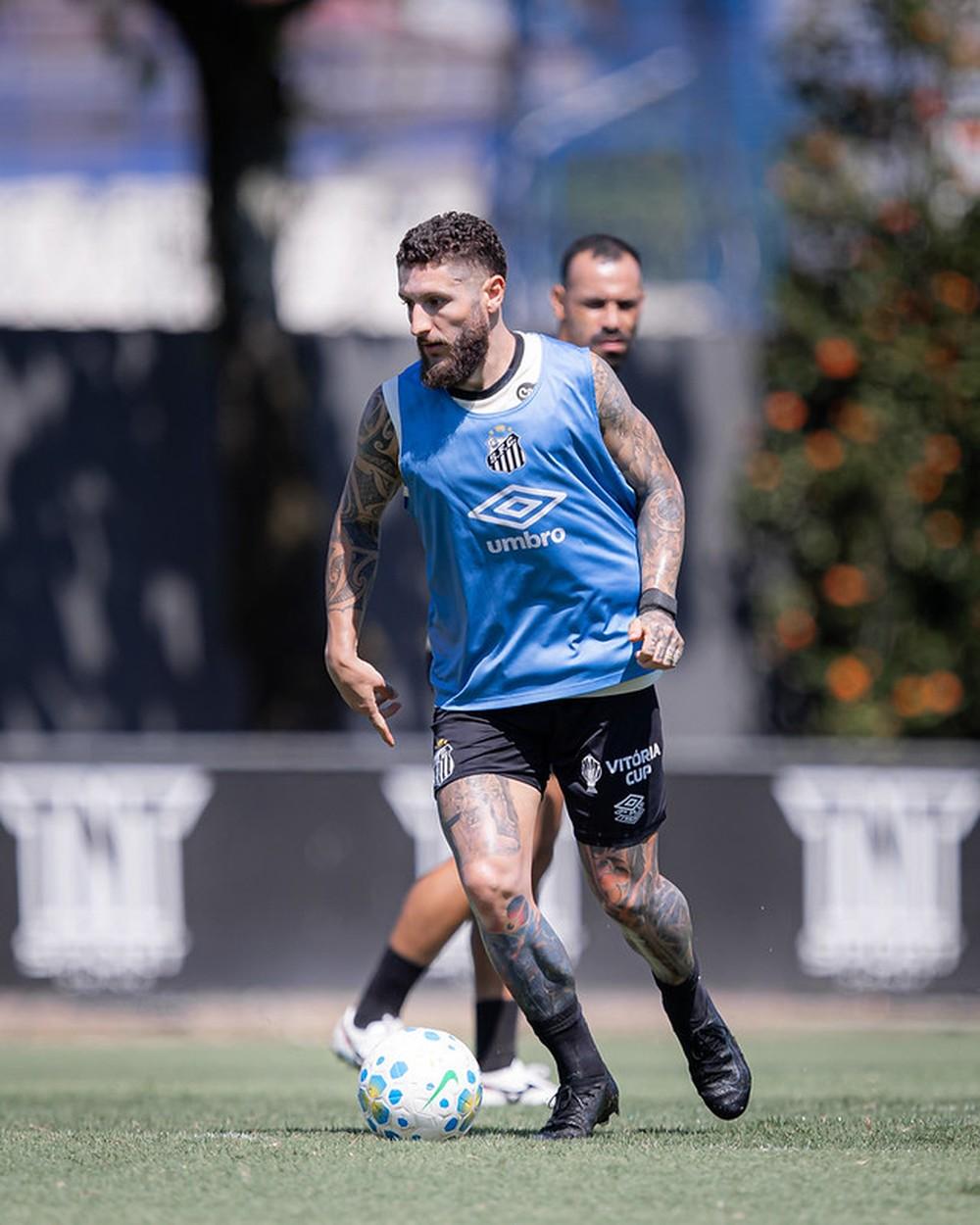 Burocracia trava entrada de Zé Rafael no Equador, e volante assina termo para atuar pelo Santos