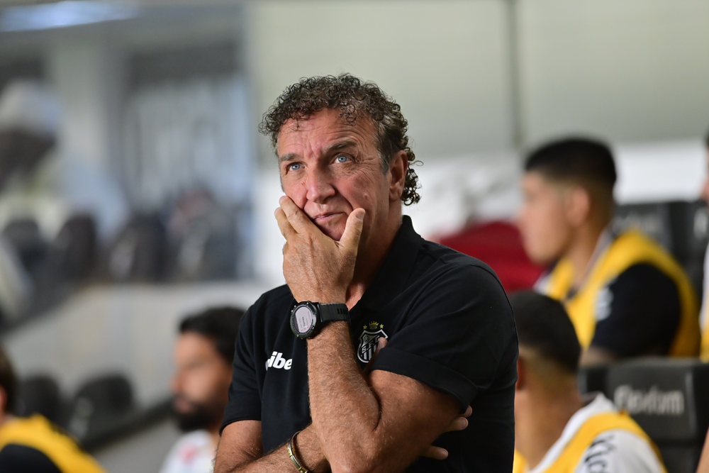 Cuca minimiza reação e lamenta cartão a Neymar em vitória do Santos: 