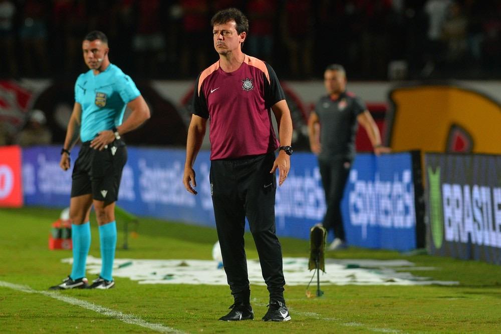 Diniz admite preocupação com zona de rebaixamento no Corinthians e diz: 
