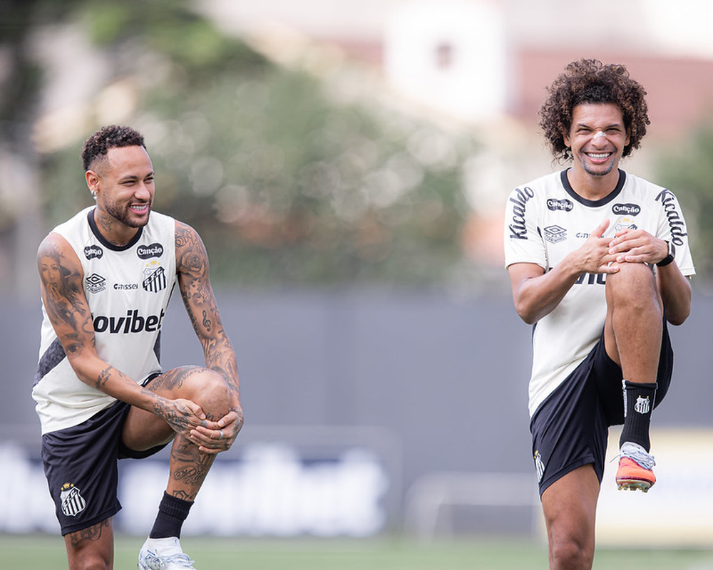Entenda como Cuca tenta aproveitar período livre no Santos para buscar base titular com 15 atletas