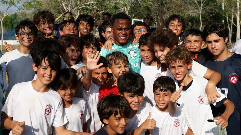Escalação do Palmeiras: time fecha preparação para estreia, e Arias faz fotos com crianças em colégio