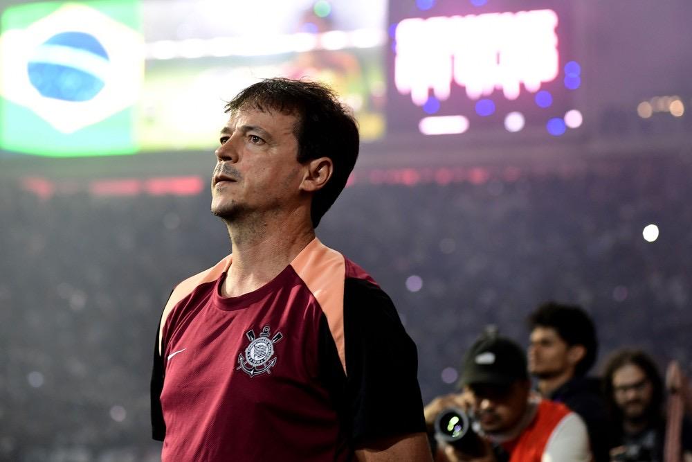 Gesto obsceno? Diniz defende André no Corinthians: 