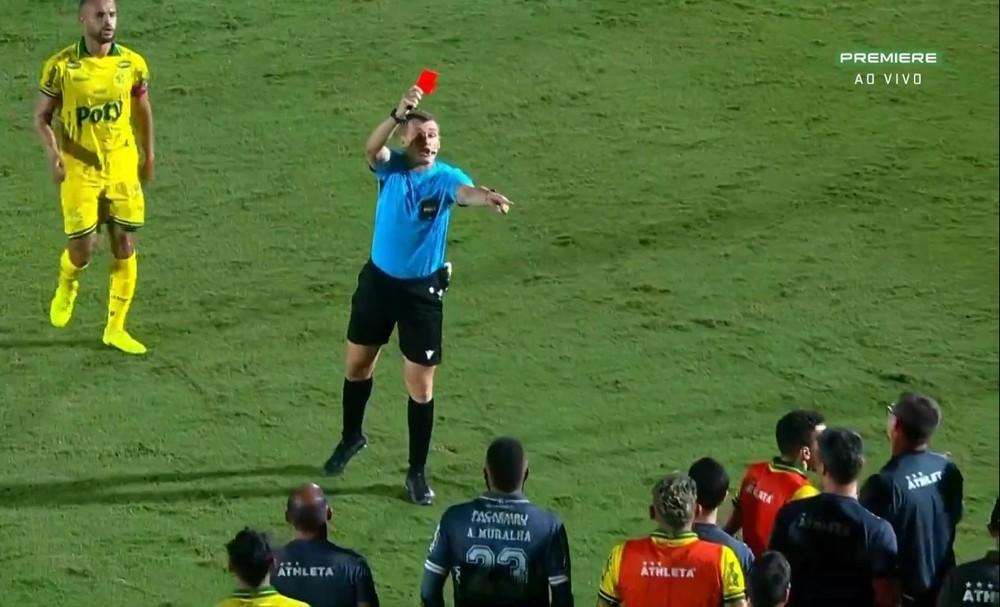 Mirassol x Bahia: árbitro demora 35 minutos para deixar gramado e sai escoltado por 13 policiais