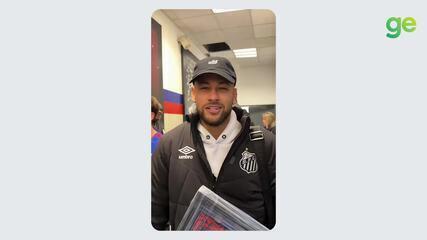 Neymar é tietado após empate do Santos na Argentina e dá chuteira para jogador do San Lorenzo