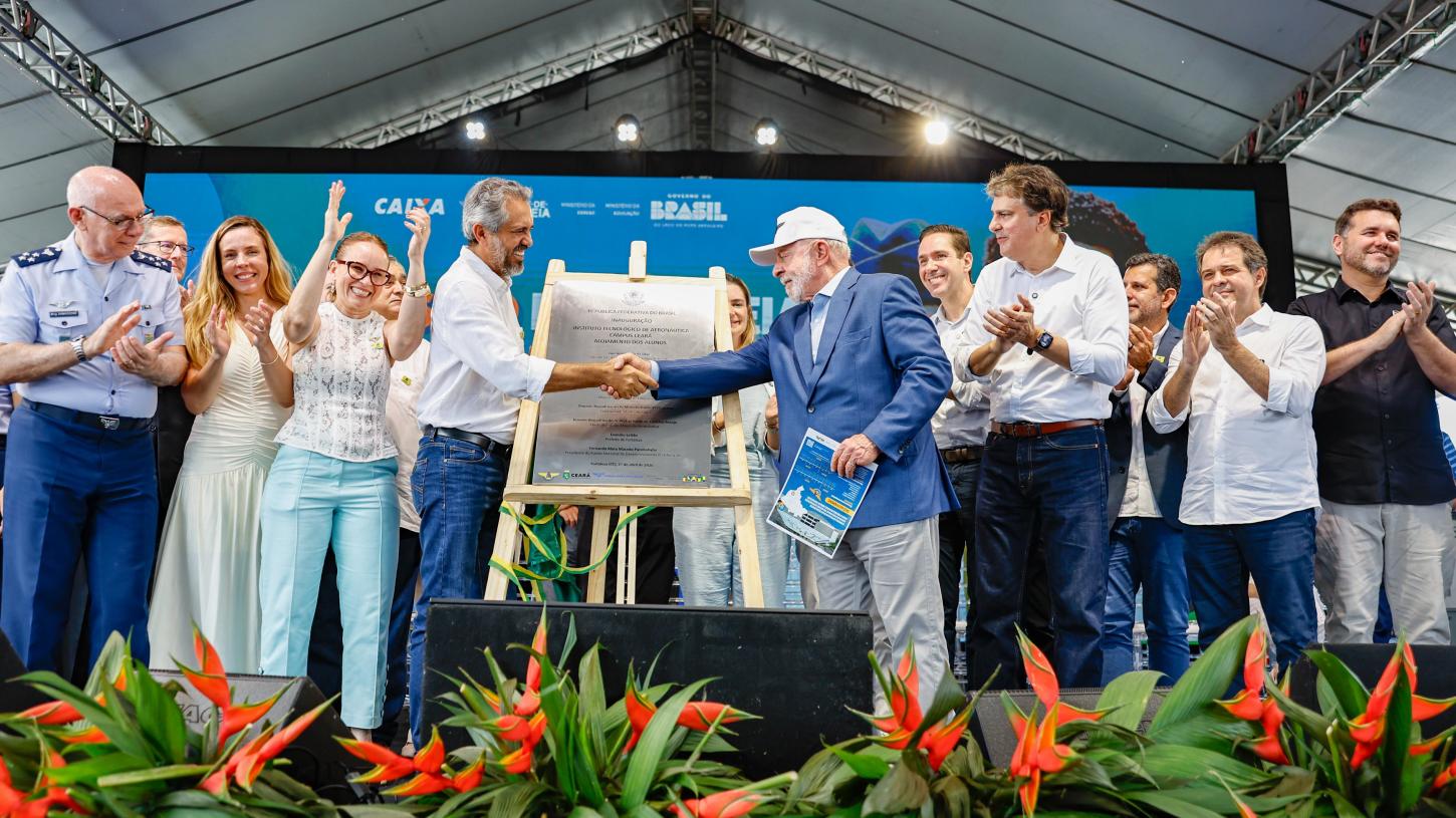 Pé-de-Meia contribui para queda de 43% no abandono escolar: 'Oportunidade de continuar sonhando', exalta Lula