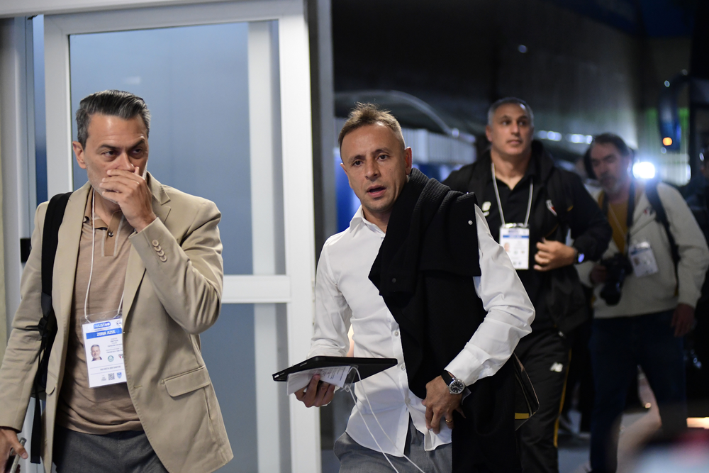 Pressão aumenta, mas diretoria blinda vestiário e banca Roger Machado no São Paulo