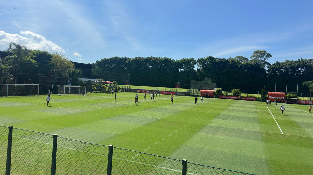 Roger Machado trabalha construção de jogadas em treino aberto do São Paulo
