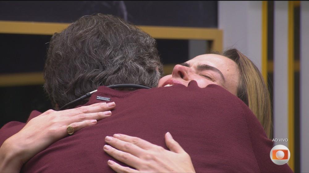 Tadeu Schmidt entra na casa do BBB 26, se declara e emociona Finalistas: 'Eu amo vocês'