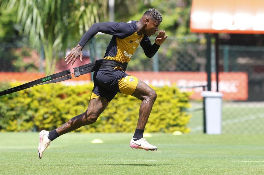 Arboleda é multado por sumiço e não deve mais jogar pelo São Paulo
