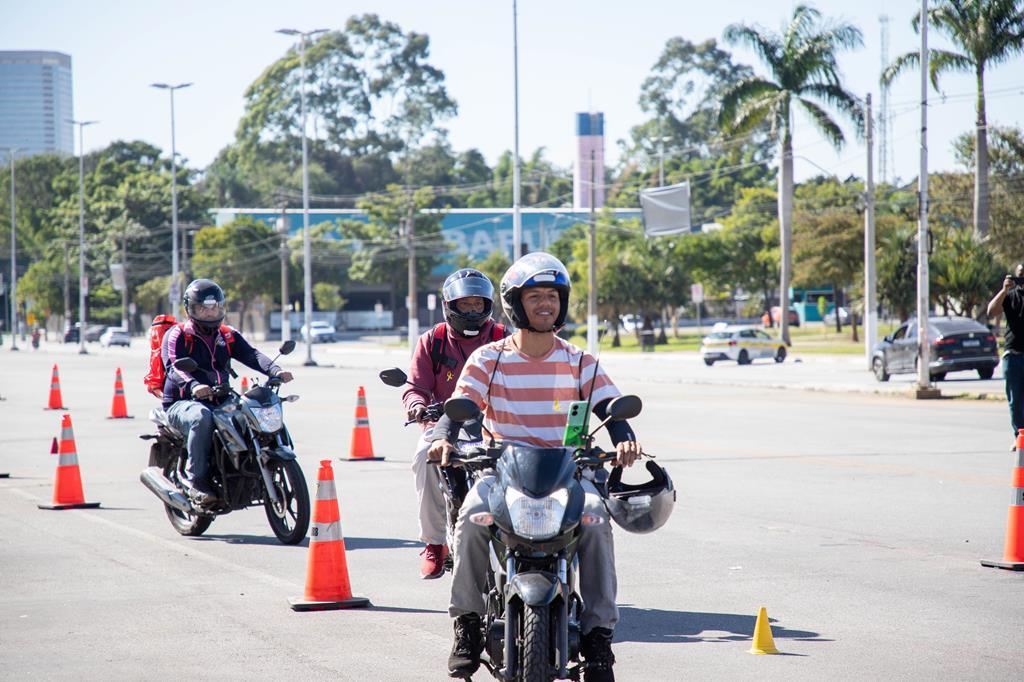 Barueri promove ação do Maio Amarelo voltada a motociclistas