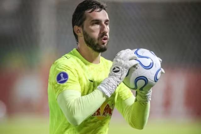 Cleiton lamenta chances desperdiçadas pelo Bragantino em derrota para o River Plate