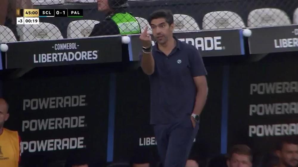Conmebol multa e adverte Abel Ferreira por mostrar dedo do meio a Flaco em gol do Palmeiras