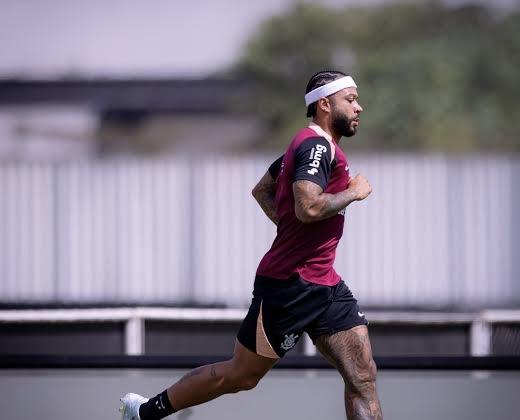 Corinthians inicia semana com expectativa por retorno de Memphis Depay