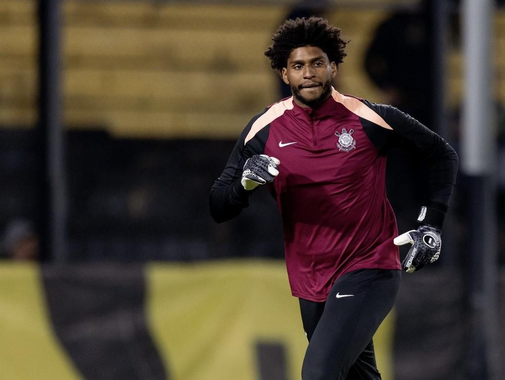 Hugo Souza lamenta ausência na lista da Copa e promete foco no Corinthians: 