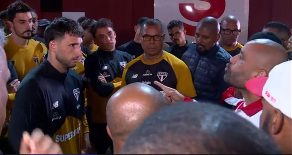 Jogadores do São Paulo são alvos de protestos, e Calleri diz: 