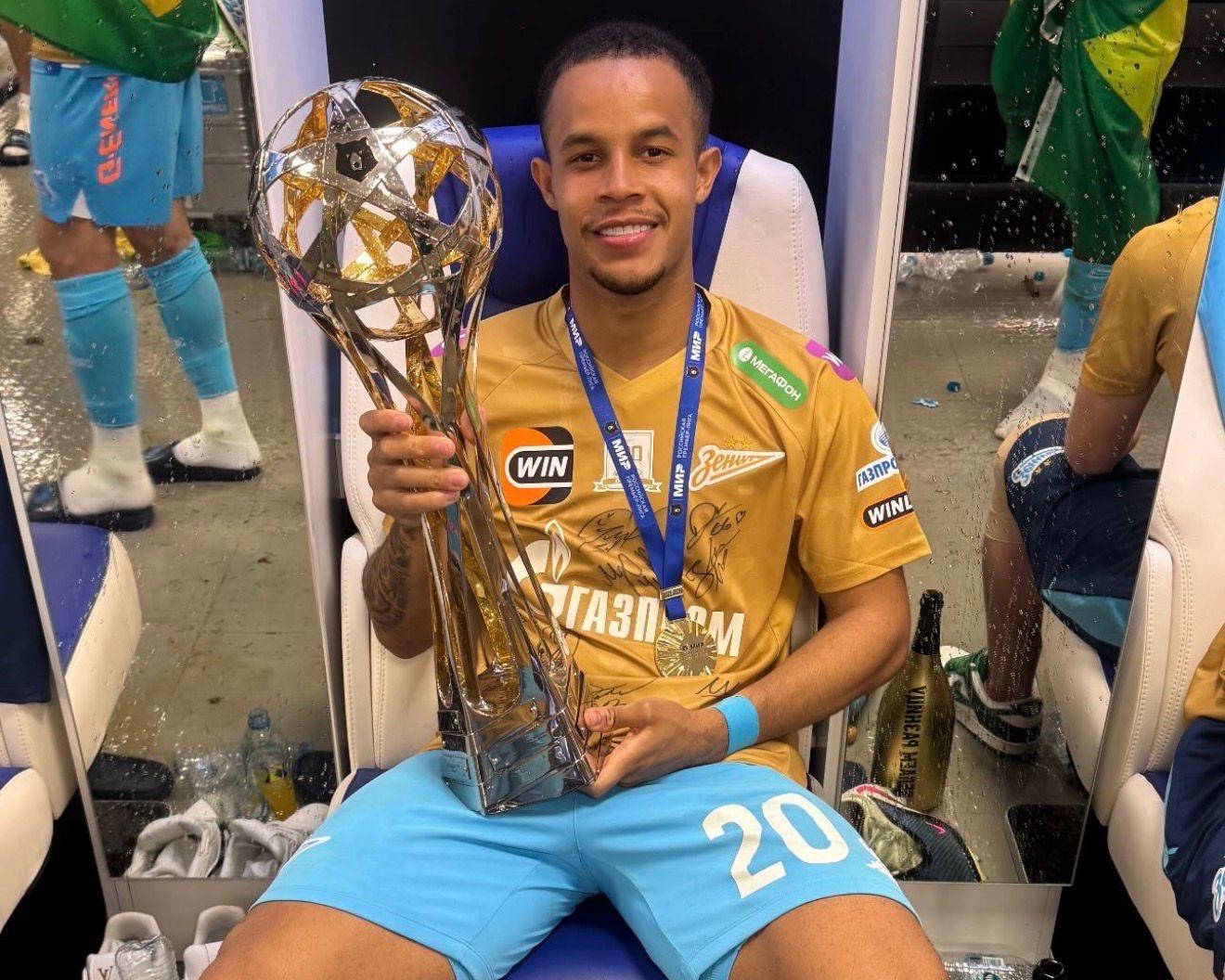 Pedrinho celebra título russo com o Zenit após participação em lance decisivo: 