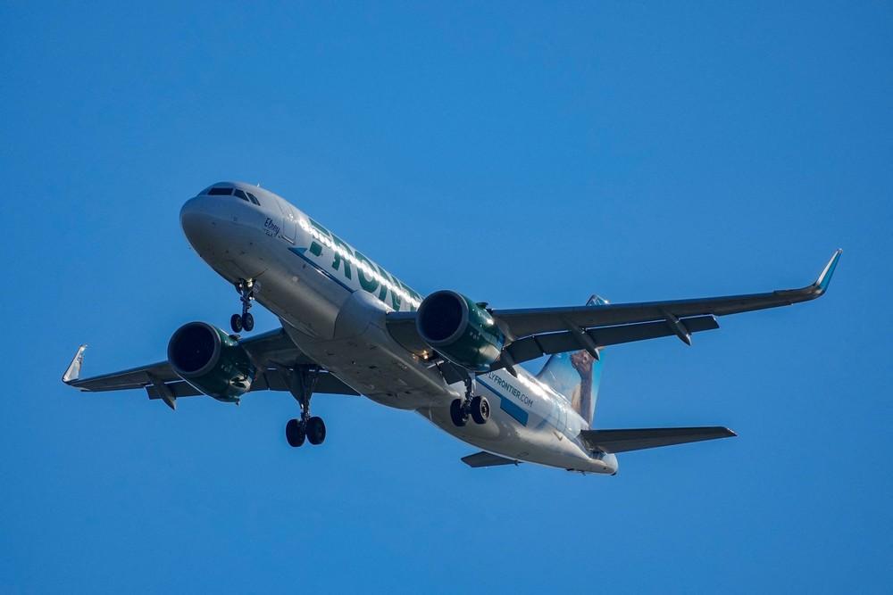 Voo é cancelado após avião atropelar pedestre durante decolagem em Denver, nos EUA