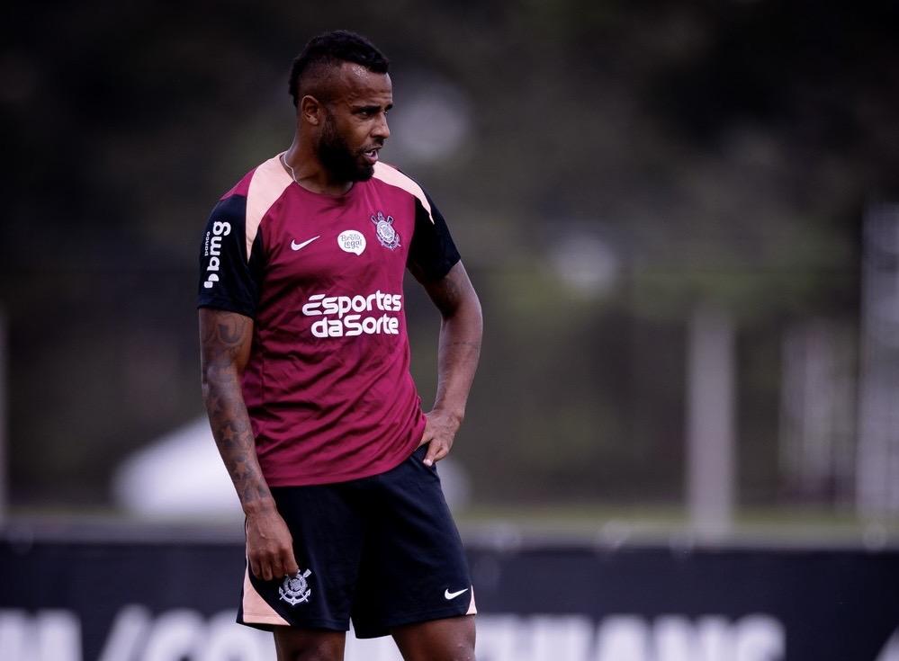 Alex Santana joga apenas dez minutos em um semestre e busca espaço com Diniz no Corinthians