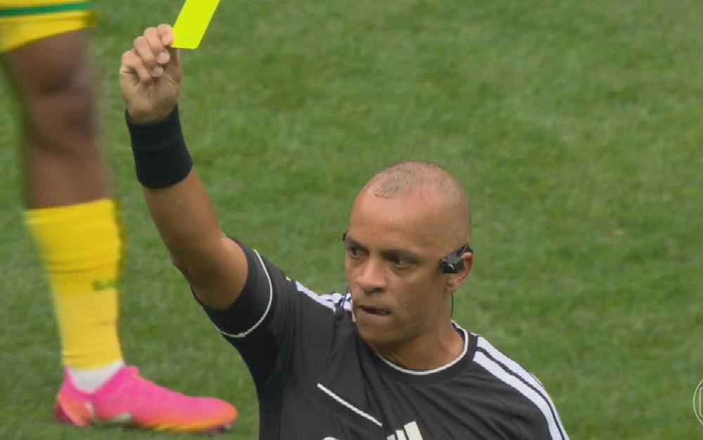 Mãe de Wilton Pereira Sampaio foi à missa agradecer após estreia do árbitro na Copa: ‘Fiquei muito emocionada'