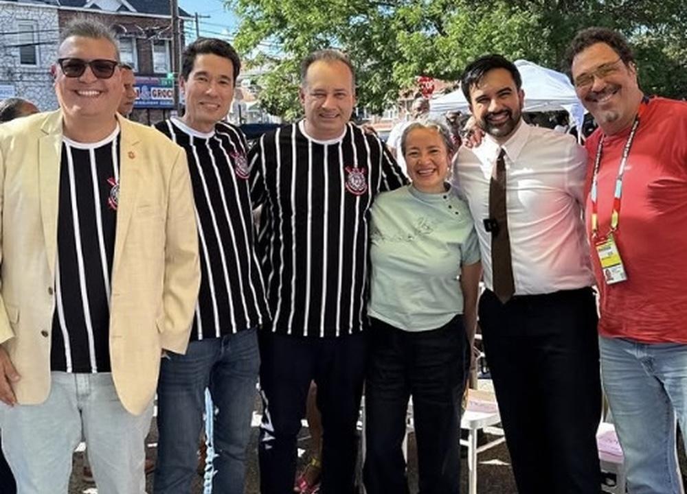Prefeito de Nova York recebe camisa do Corinthians depois de citar Sócrates e Democracia