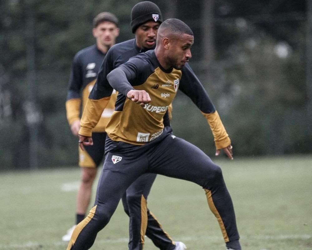 Sabino avança em recuperação e trabalha no gramado em treino do São Paulo