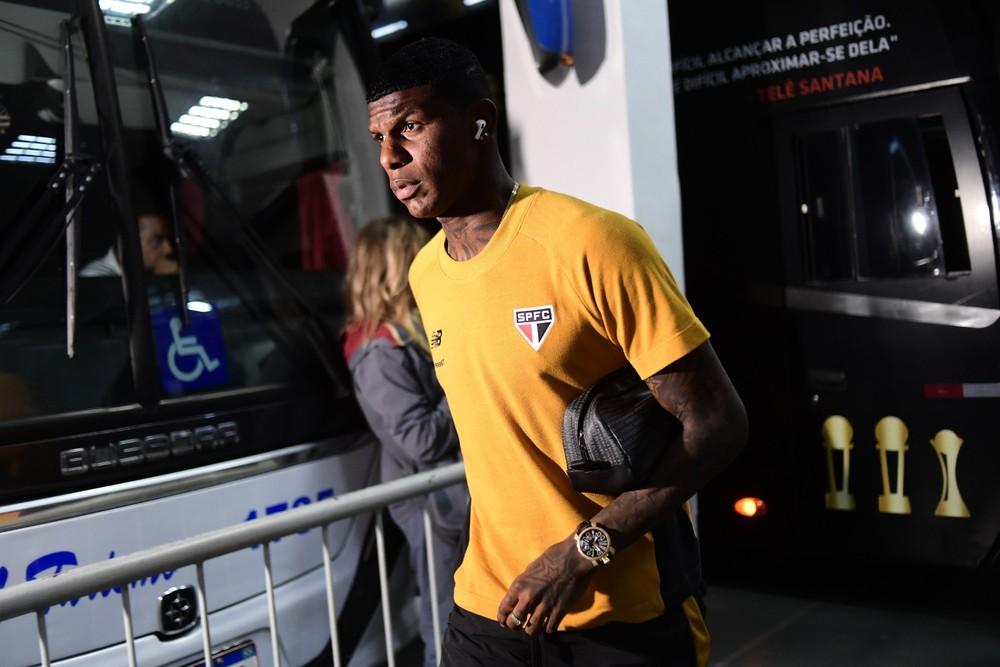 Santos demonstra interesse em contratar Arboleda, do São Paulo
