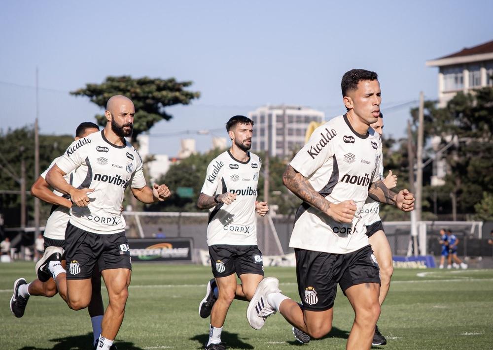 Santos treina sem quatro jogadores liberados para buscar novo clube