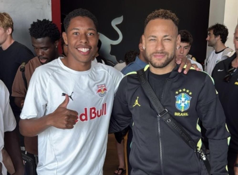 Treinando no mesmo CT da Seleção, meia do Bragantino encontra Neymar: 