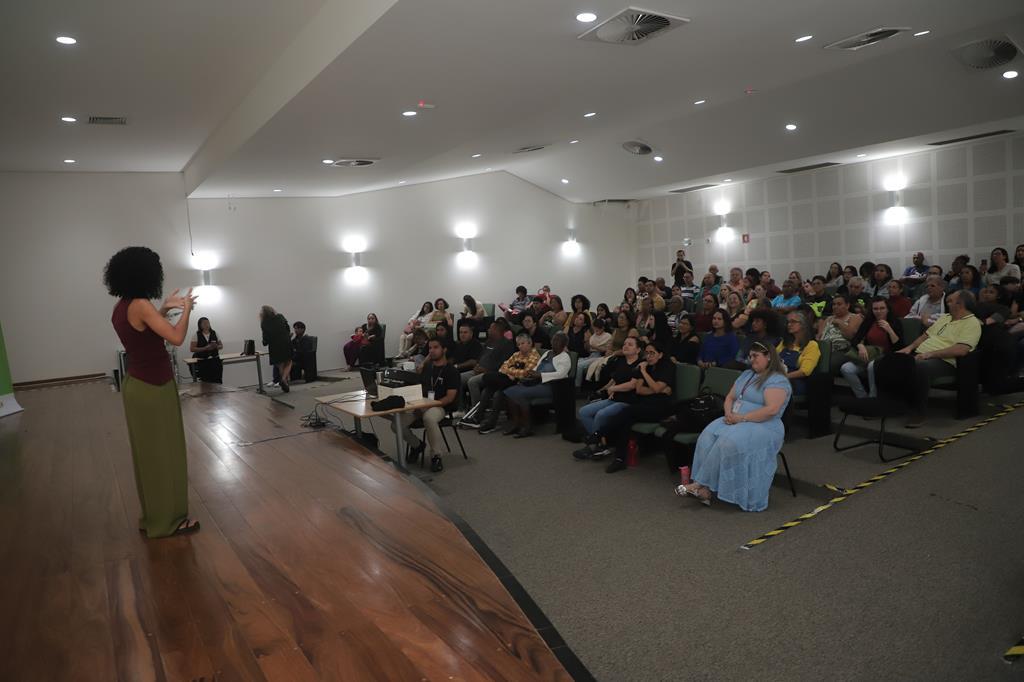 Café com Libras acontece dia 14 com sessão de cinema e bate-papo sobre inclusão em Barueri