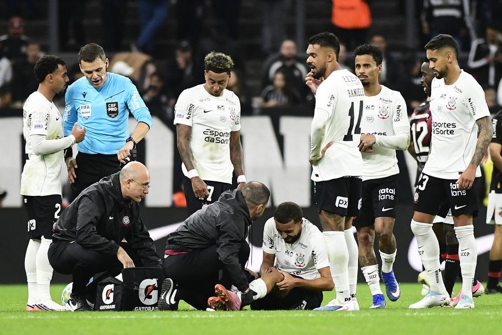 Corinthians x Athletico: Labyad torce joelho no gramado e é substituído
