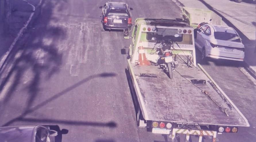 Forças de segurança de Barueri retiram motocicleta com placa adulterada de circulação