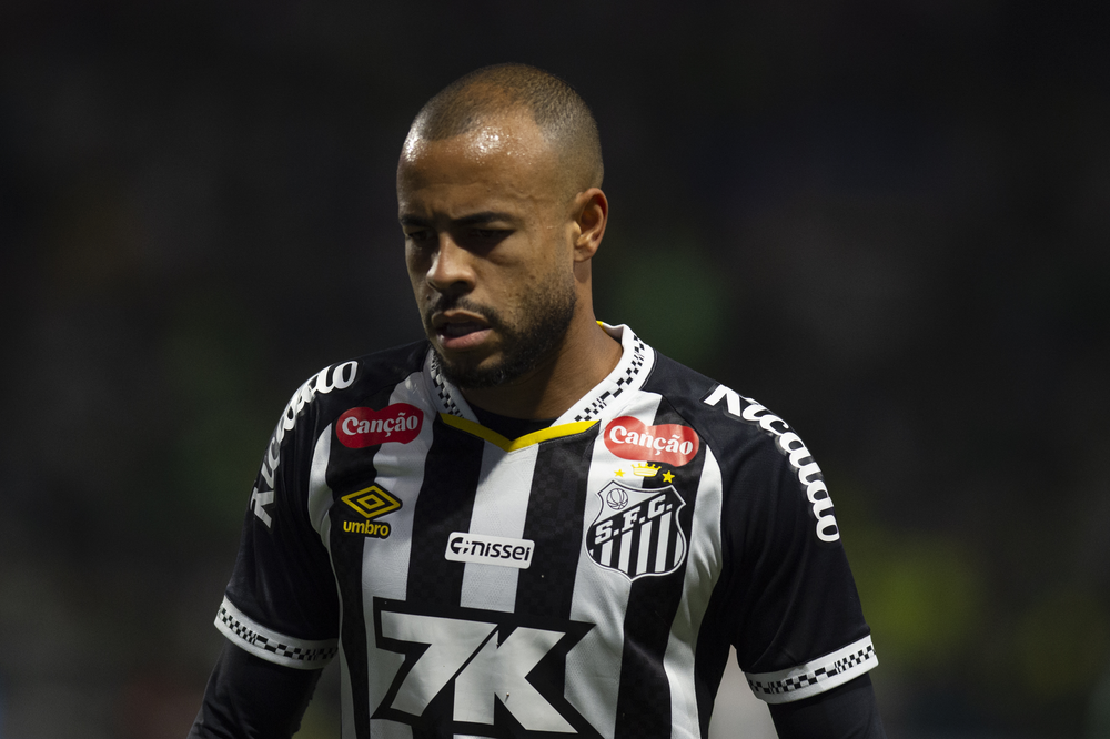 Mayke entra na Justiça para rescindir contrato com o Santos