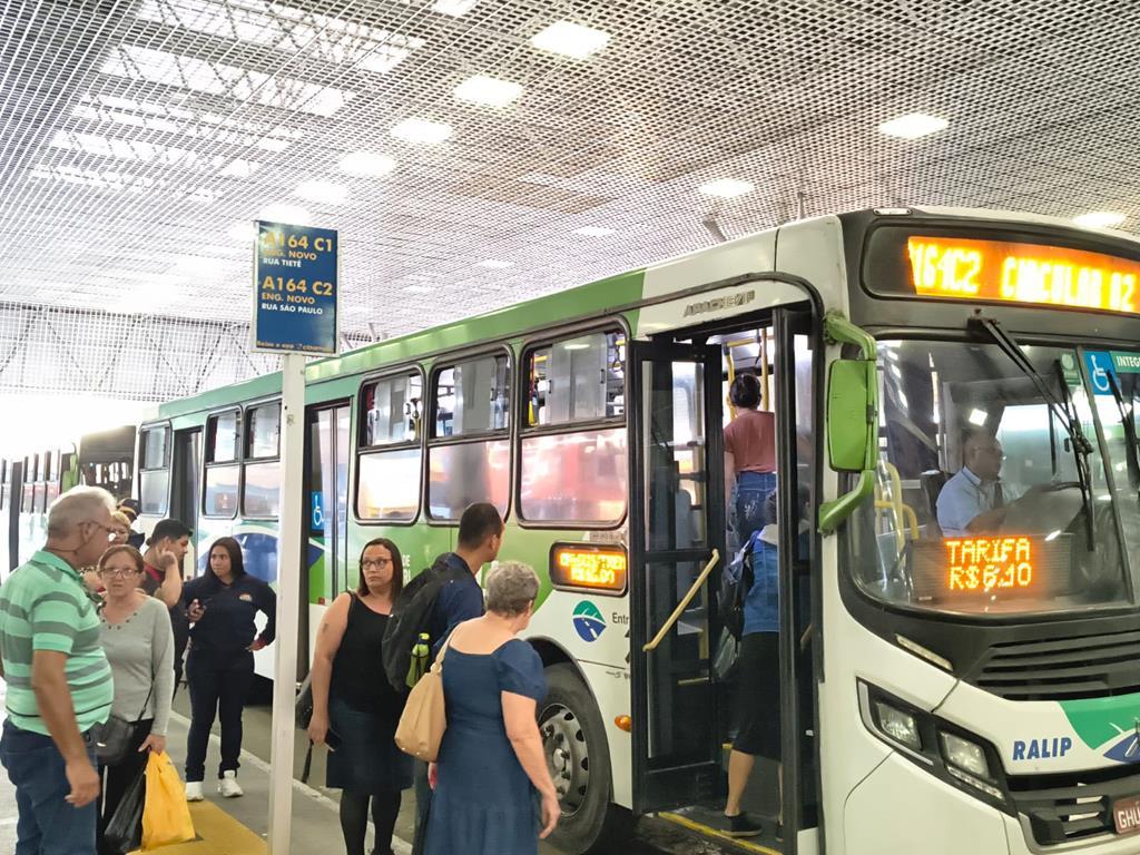 Mudanças em pontos de ônibus entram em vigor após reconfiguração viária da Castello