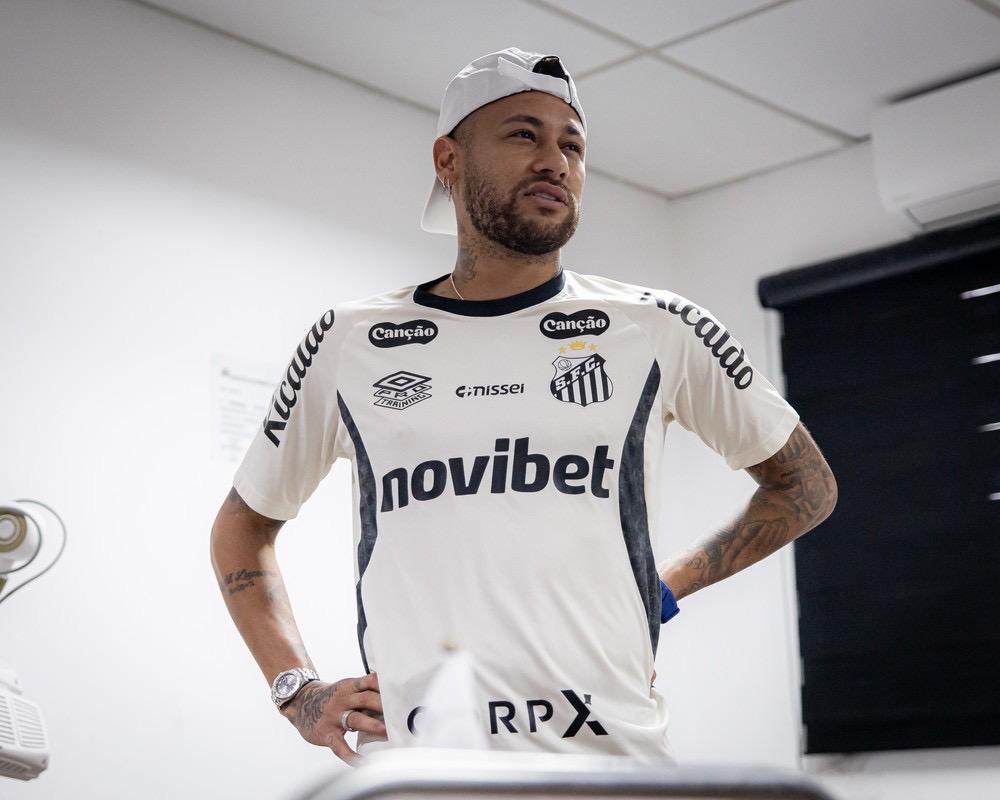 Neymar se reapresenta nesta sexta ao Santos com futuro indefinido