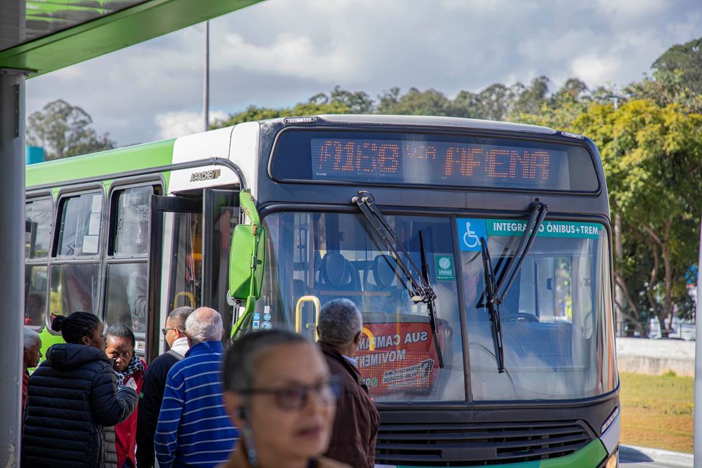 Nove linhas de ônibus reforçam o transporte público na Rua Campos Sales, em Barueri