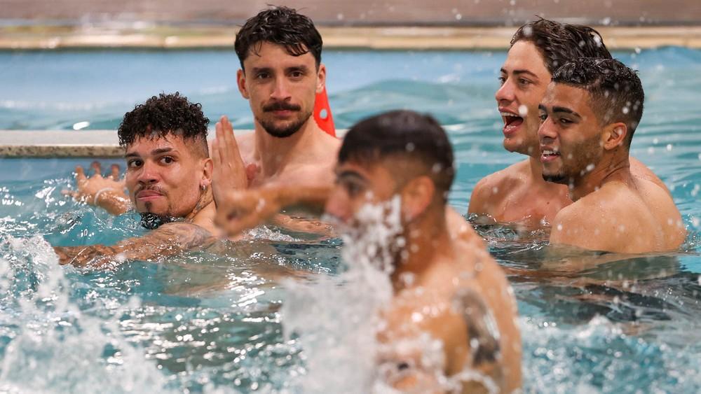 Palmeiras faz treino de recuperação com exercícios de hidroginástica na piscina