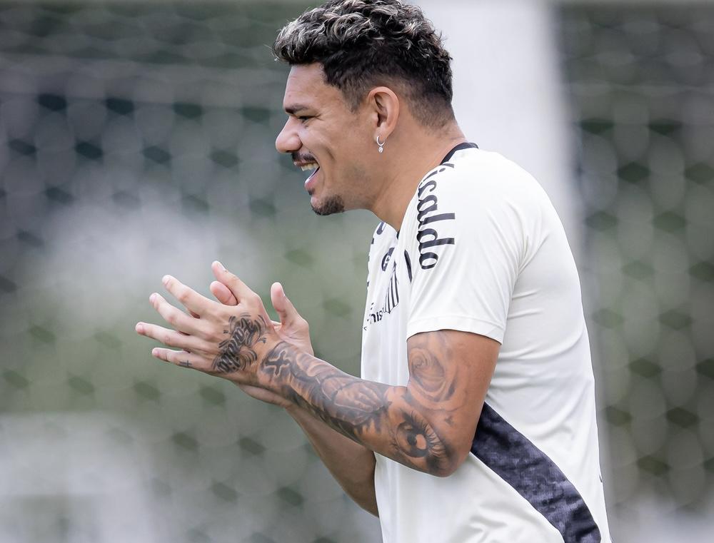 Tiquinho Soares cobra atrasos de salário na Justiça e rescinde contrato com o Santos