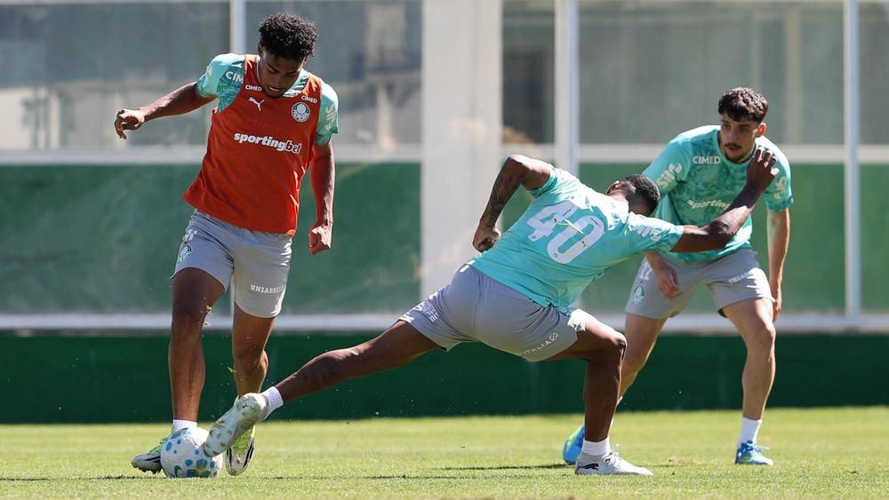 Treino do Palmeiras: Carlos Miguel e Vitor Roque trabalham com o elenco