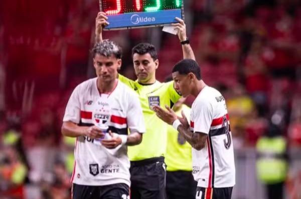 Ajax faz proposta de empréstimo pelo atacante Tete; São Paulo só aceita vender