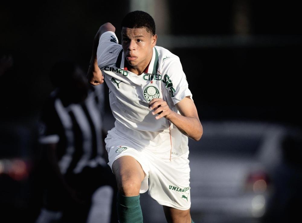 Atacante do sub-17 virou lateral no Palmeiras, foi comparado a Marcelo e agora vai à Seleção