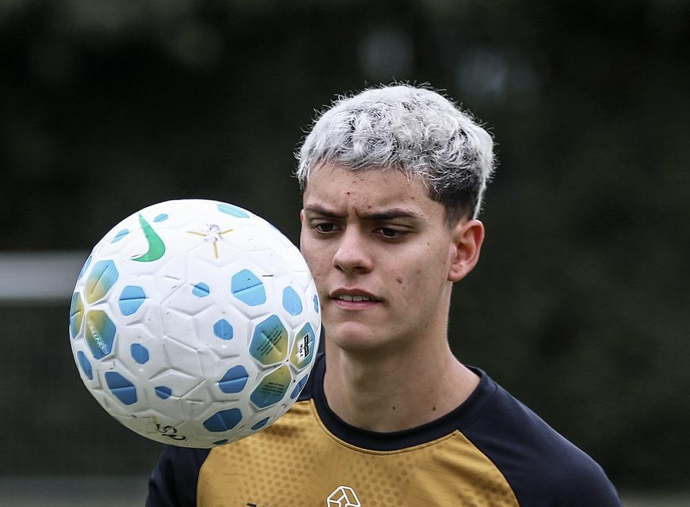 Lucca sofre acidente de carro após treino do São Paulo e tem fratura na mandíbula