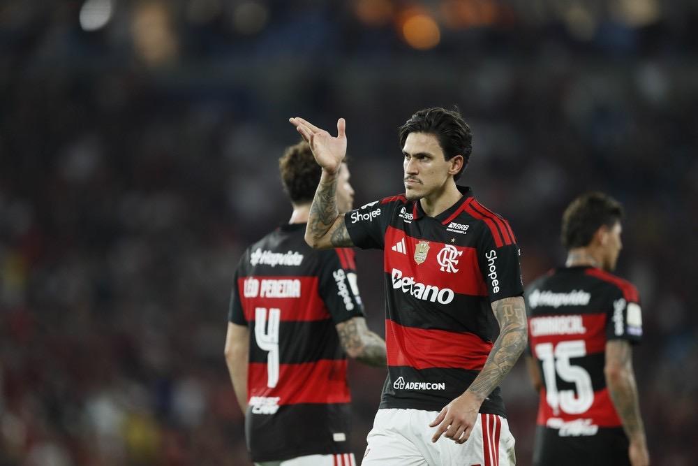 Análise: Flamengo volta a arriscar resultado mesmo com domínio e vence após acerto tático