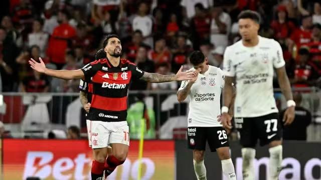 Flamengo vence os reservas do Corinthians e mantém a liderança do Brasileirão