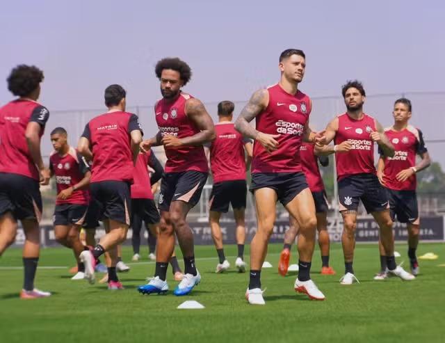 Treino do Corinthians: time faz trabalhos em campo reduzido, e Yuri Alberto segue em transição
