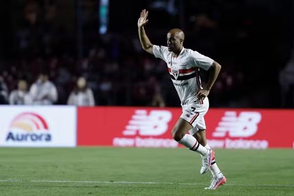 Lucas volta depois de cinco meses e chora em vitória do São Paulo: 