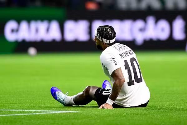 Memphis Depay recebe terceiro cartão amarelo e desfalca o Corinthians contra o Vitória