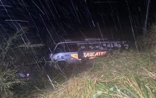Micro-ônibus capota em rodovia de SP e deixa 3 mortos