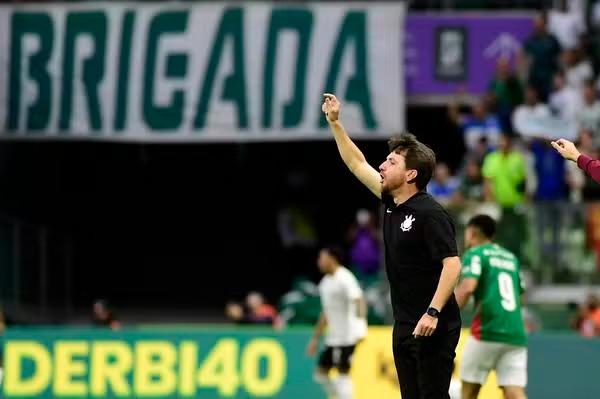 Técnico interino do Corinthians defende Memphis e espera que torcida 