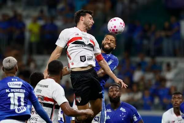 Torcida do São Paulo protesta no Mineirão: 